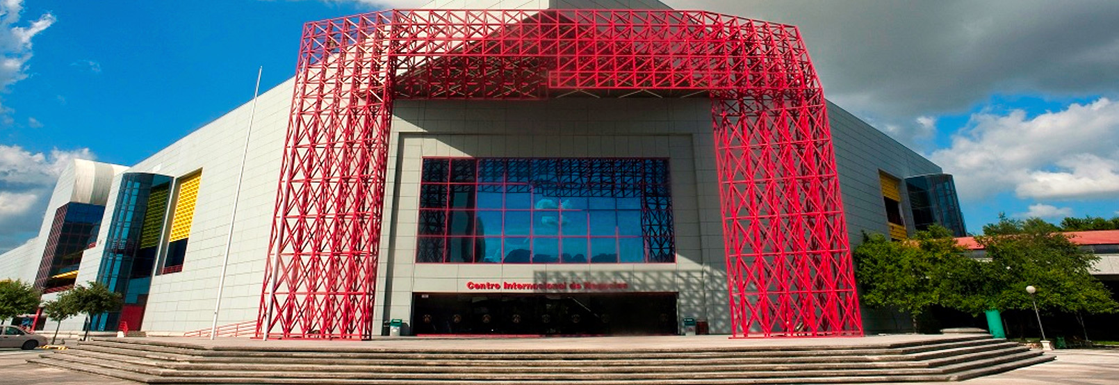 Fachada principal de Cintermex con su pórtico rojo característico, en el Parque Fundidora de Monterrey